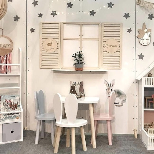 Drewniana dekoracja na ścianę w kształcie okienka, idealna do pokoju dziecka w stylu retro lub boho