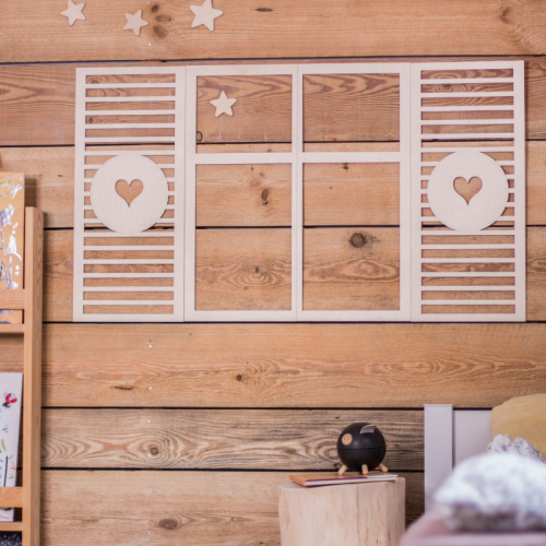 Drewniana dekoracja na ścianę w kształcie okienka, idealna do pokoju dziecka w stylu retro lub boho