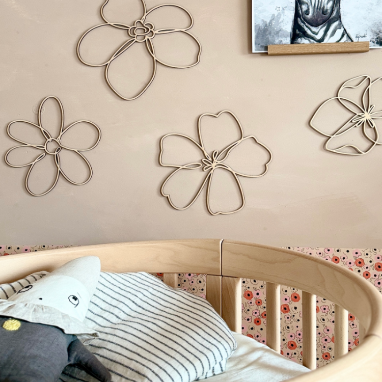 Drewniane kwiaty na ścianę w stylu one line, wykonane z naturalnej sklejki, dostępne w dwóch wzorach, idealne do wnętrz w stylu boho.