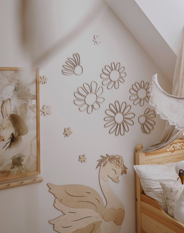 Drewniane kwiaty na ścianę w stylu one line, wykonane z naturalnej sklejki, dostępne w dwóch wzorach, idealne do wnętrz w stylu boho.
