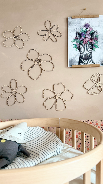 Drewniane kwiaty na ścianę w stylu one line, wykonane z naturalnej sklejki, dostępne w dwóch wzorach, idealne do wnętrz w stylu boho.