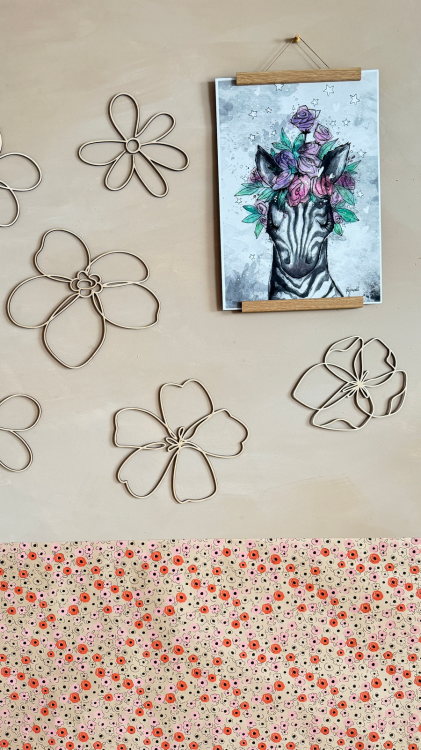 Drewniane kwiaty na ścianę w stylu one line, wykonane z naturalnej sklejki, dostępne w dwóch wzorach, idealne do wnętrz w stylu boho.