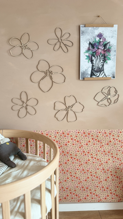 Drewniane kwiaty na ścianę w stylu one line, wykonane z naturalnej sklejki, dostępne w dwóch wzorach, idealne do wnętrz w stylu boho.