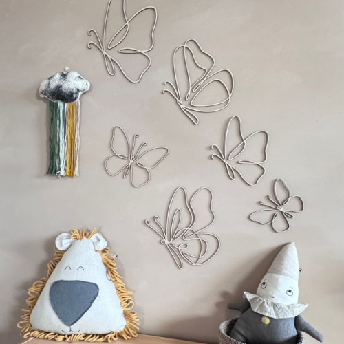 Drewniane motylki na ścianę w stylu one line, wykonane z naturalnej sklejki, idealne do wnętrz w stylu boho i retro.