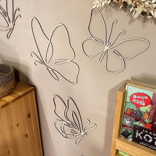 Drewniane motylki na ścianę w stylu one line, wykonane z naturalnej sklejki, idealne do wnętrz w stylu boho i retro.