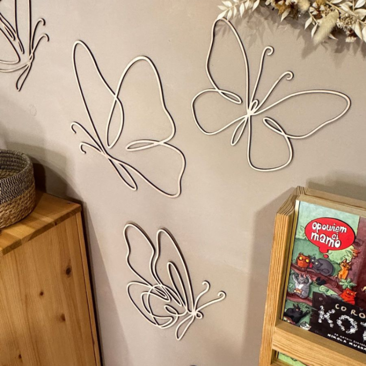 Drewniane motylki na ścianę w stylu one line, wykonane z naturalnej sklejki, idealne do wnętrz w stylu boho i retro.