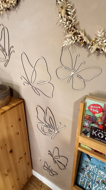 Drewniane motylki na ścianę w stylu one line, wykonane z naturalnej sklejki, idealne do wnętrz w stylu boho i retro.