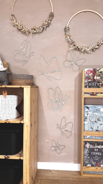 Drewniane motylki na ścianę w stylu one line, wykonane z naturalnej sklejki, idealne do wnętrz w stylu boho i retro.