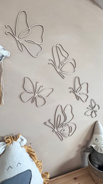Drewniane motylki na ścianę w stylu one line, wykonane z naturalnej sklejki, idealne do wnętrz w stylu boho i retro.