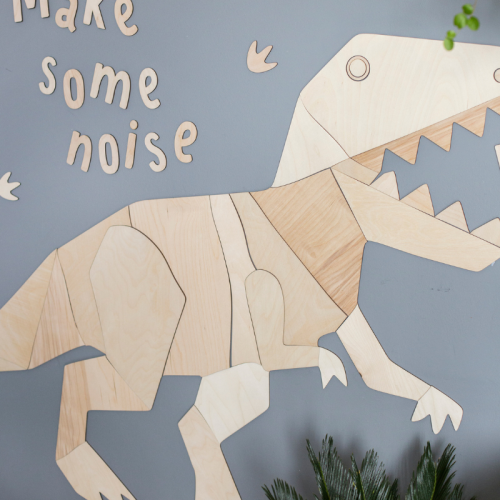 Drewniany dinozaur na ścianę z napisem "Make Some Noise ROARR", idealny do pokoju dziecięcego.