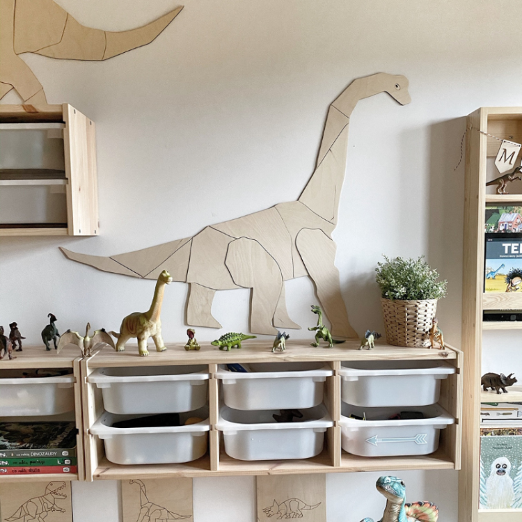 Drewniana dekoracja ścienna Origami Diplodok, wykonana z naturalnej sklejki, idealna do pokoju dziecięcego, dostępna w trzech rozmiarach.