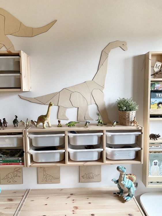 Drewniana dekoracja ścienna Origami Diplodok, wykonana z naturalnej sklejki, idealna do pokoju dziecięcego, dostępna w trzech rozmiarach.