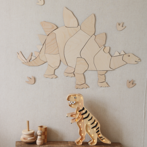 Drewniana dekoracja ścienna Stegozaur w stylu origami, wykonana z ekologicznej sklejki, idealna do pokoju dziecięcego.