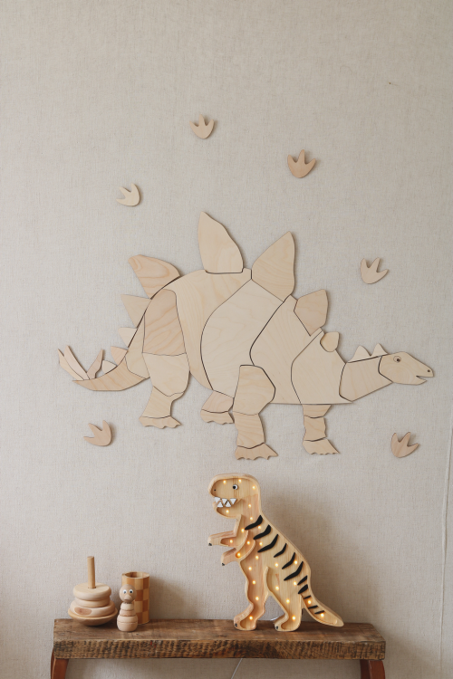 Drewniana dekoracja ścienna Stegozaur w stylu origami, wykonana z ekologicznej sklejki, idealna do pokoju dziecięcego.