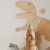 Drewniana dekoracja ścienna T-Rex w stylu origami, wykonana ze sklejki liściastej, idealna do pokoju dziecięcego, dostępna w trzech rozmiarach.
