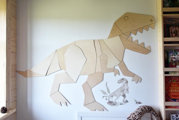 Drewniana dekoracja ścienna T-Rex w stylu origami, wykonana ze sklejki liściastej, idealna do pokoju dziecięcego, dostępna w trzech rozmiarach.