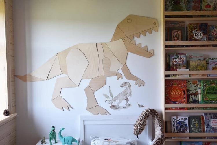 Drewniana dekoracja ścienna T-Rex w stylu origami, wykonana ze sklejki liściastej, idealna do pokoju dziecięcego, dostępna w trzech rozmiarach.