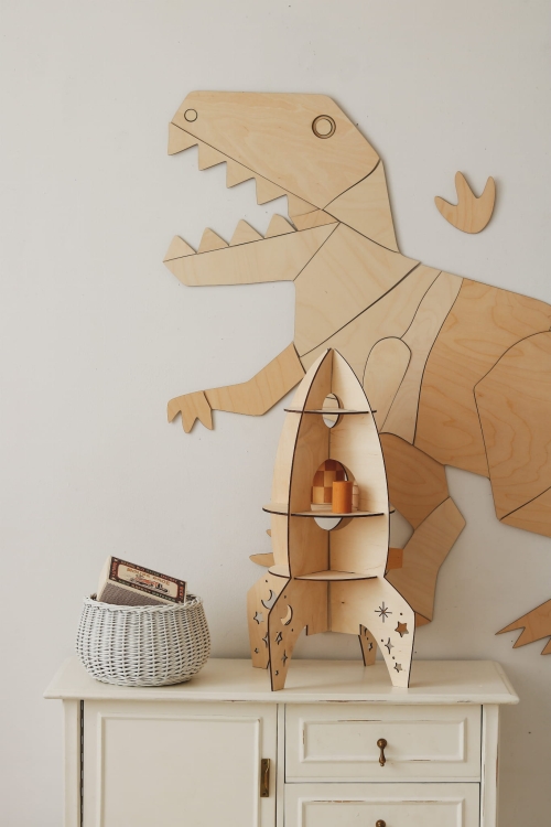 Drewniana dekoracja ścienna T-Rex w stylu origami, wykonana ze sklejki liściastej, idealna do pokoju dziecięcego, dostępna w trzech rozmiarach.