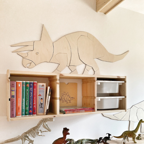 Drewniana dekoracja ścienna Triceratops w stylu origami, wykonana ze sklejki liściastej, idealna do pokoju dziecięcego, dostępna w trzech rozmiarach.