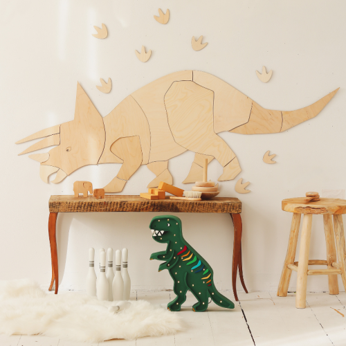 Drewniana dekoracja ścienna Triceratops w stylu origami, wykonana ze sklejki liściastej, idealna do pokoju dziecięcego, dostępna w trzech rozmiarach.