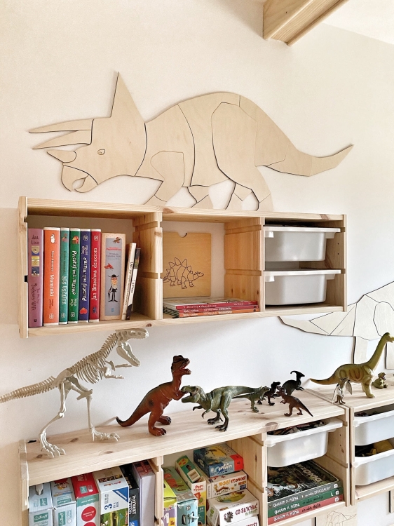 Drewniana dekoracja ścienna Triceratops w stylu origami, wykonana ze sklejki liściastej, idealna do pokoju dziecięcego, dostępna w trzech rozmiarach.