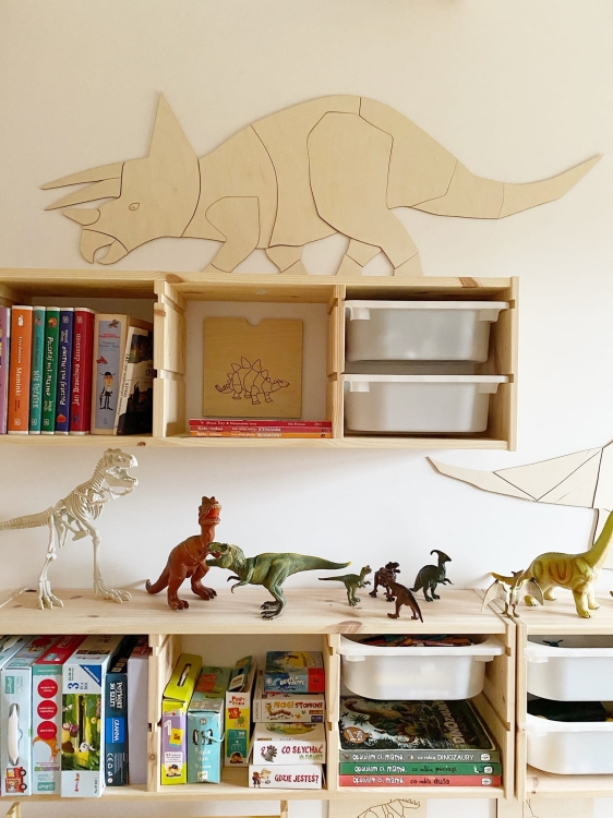 Drewniana dekoracja ścienna Triceratops w stylu origami, wykonana ze sklejki liściastej, idealna do pokoju dziecięcego, dostępna w trzech rozmiarach.