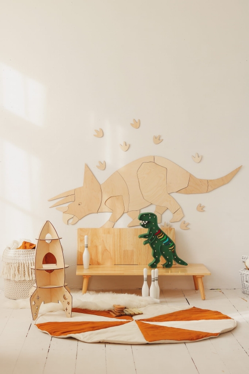 Drewniana dekoracja ścienna Triceratops w stylu origami, wykonana ze sklejki liściastej, idealna do pokoju dziecięcego, dostępna w trzech rozmiarach.