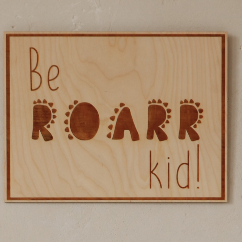 Drewniany poster "Be Roarr Kid" – grawerowany obrazek ze sklejki, inspirujący do odwagi i przygód, idealny do pokoju dziecięcego.