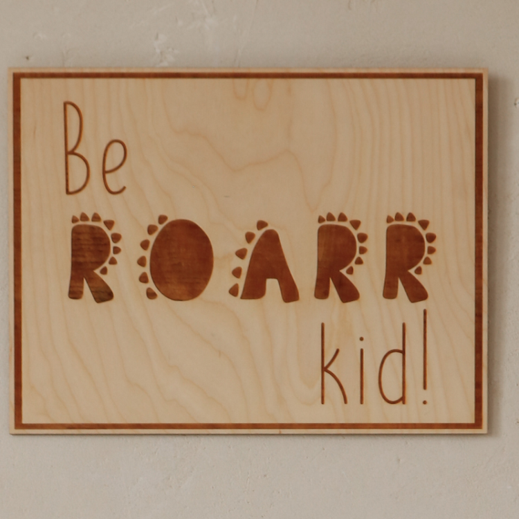 Drewniany poster "Be Roarr Kid" – grawerowany obrazek ze sklejki, inspirujący do odwagi i przygód, idealny do pokoju dziecięcego.