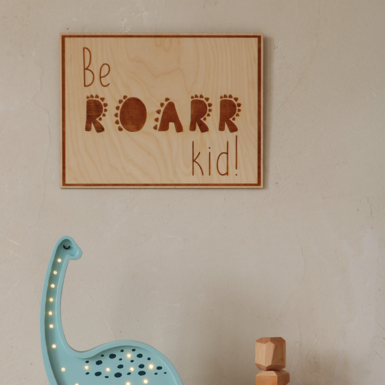 Drewniany poster "Be Roarr Kid" – grawerowany obrazek ze sklejki, inspirujący do odwagi i przygód, idealny do pokoju dziecięcego.