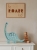 Drewniany poster "Be Roarr Kid" – grawerowany obrazek ze sklejki, inspirujący do odwagi i przygód, idealny do pokoju dziecięcego.