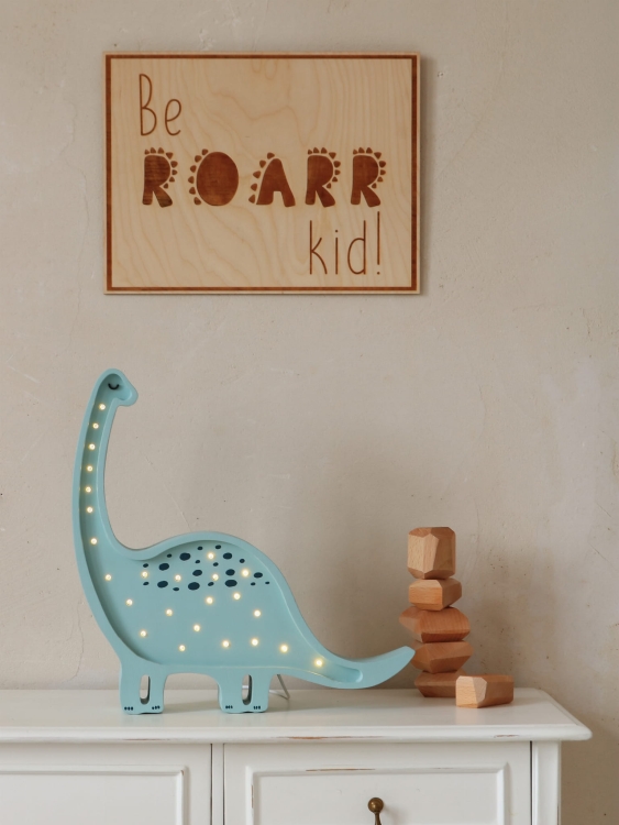 Drewniany poster "Be Roarr Kid" – grawerowany obrazek ze sklejki, inspirujący do odwagi i przygód, idealny do pokoju dziecięcego.