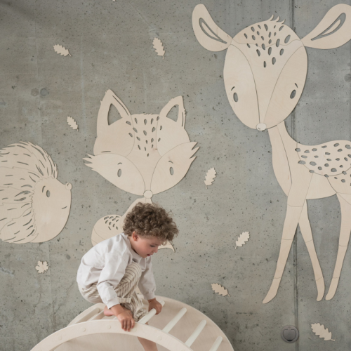 Drewniana dekoracja ścienna jeżyk, wykonana z wyszlifowanej sklejki brzozowej, dostępna w trzech rozmiarach, idealna do pokoju dziecięcego.