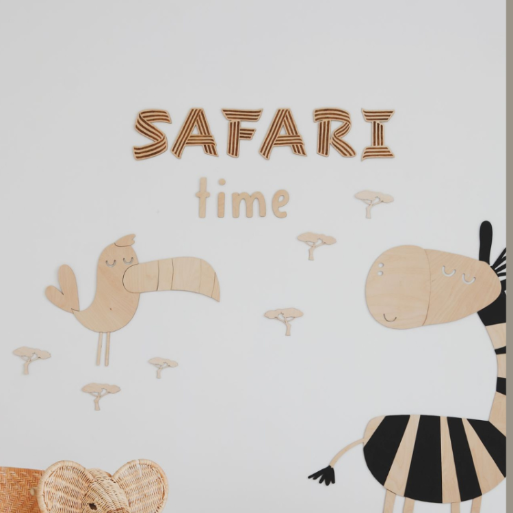 Drewniany napis na ścianę "Safari Time" wykonany ze sklejki brzozowej, idealny do pokoju dziecięcego z motywem safari.