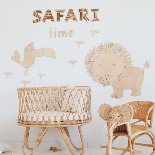 Drewniany napis na ścianę "Safari Time" wykonany ze sklejki brzozowej, idealny do pokoju dziecięcego z motywem safari.