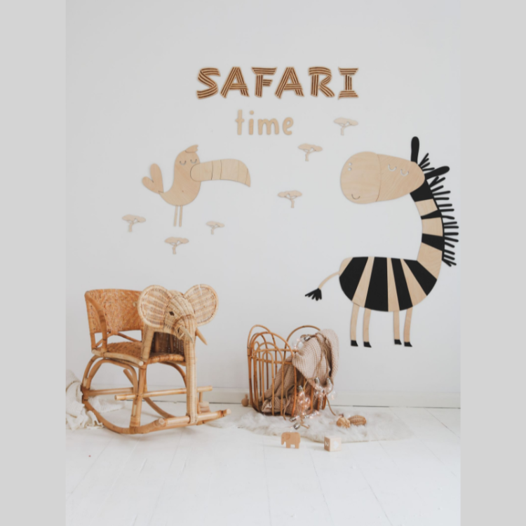 Drewniany napis na ścianę "Safari Time" wykonany ze sklejki brzozowej, idealny do pokoju dziecięcego z motywem safari.