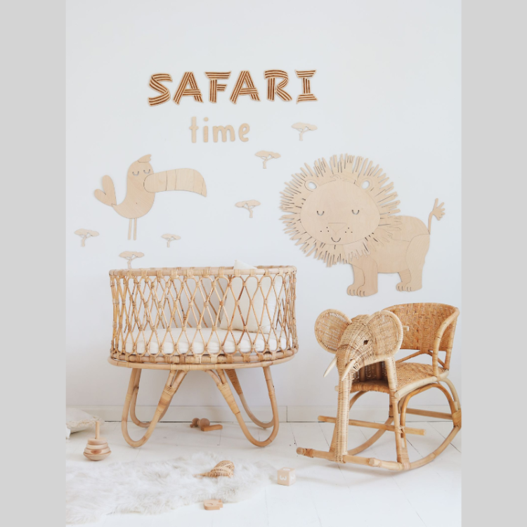 Drewniany napis na ścianę "Safari Time" wykonany ze sklejki brzozowej, idealny do pokoju dziecięcego z motywem safari.