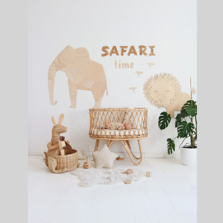 Drewniany napis na ścianę "Safari Time" wykonany ze sklejki brzozowej, idealny do pokoju dziecięcego z motywem safari.