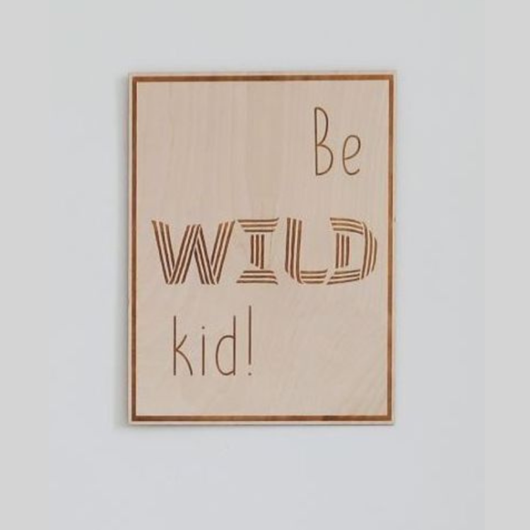 Grawerowany obrazek ze sklejki z napisem "Be Wild Kid", wykonany z wysokiej jakości sklejki, idealny do pokoju dziecięcego.