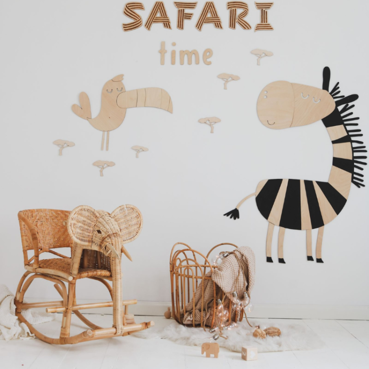 Drewniana dekoracja ścienna zebra, wykonana z naturalnej sklejki, idealna do pokoju dziecięcego w stylu safari, dostępna w trzech rozmiarach.