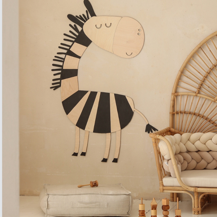Drewniana dekoracja ścienna zebra, wykonana z naturalnej sklejki, idealna do pokoju dziecięcego w stylu safari, dostępna w trzech rozmiarach.