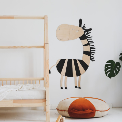Drewniana dekoracja ścienna zebra, wykonana z naturalnej sklejki, idealna do pokoju dziecięcego w stylu safari, dostępna w trzech rozmiarach.