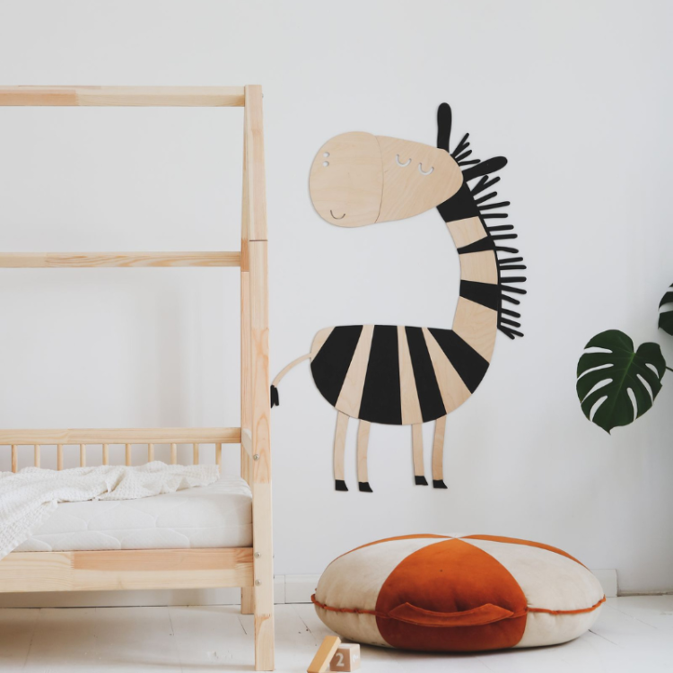Drewniana dekoracja ścienna zebra, wykonana z naturalnej sklejki, idealna do pokoju dziecięcego w stylu safari, dostępna w trzech rozmiarach.