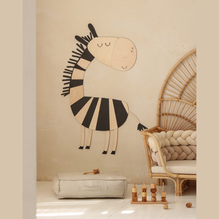 Drewniana dekoracja ścienna zebra, wykonana z naturalnej sklejki, idealna do pokoju dziecięcego w stylu safari, dostępna w trzech rozmiarach.
