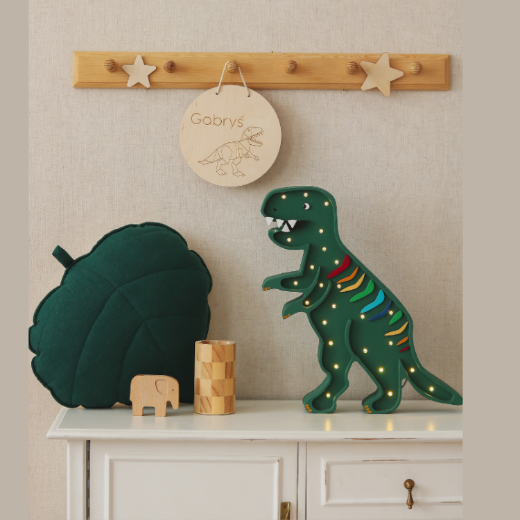 Personalizowana tabliczka z grawerem dinozaura, wykonana ze sklejki brzozowej, z imieniem dziecka i ulubionym wzorem dinozaura.