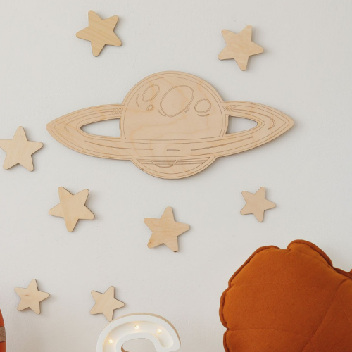 Drewniana planeta Saturn ze sklejki brzozowej z 10 gwiazdkami, idealna do pokoju dziecięcego, łatwa w montażu na ścianie.