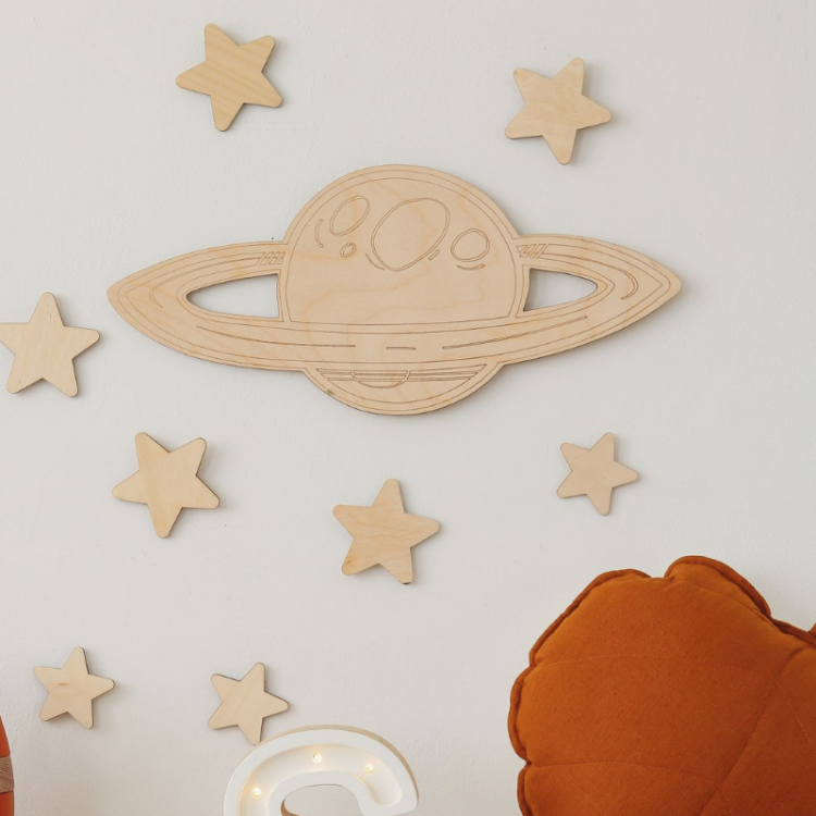 Drewniana planeta Saturn ze sklejki brzozowej z 10 gwiazdkami, idealna do pokoju dziecięcego, łatwa w montażu na ścianie.