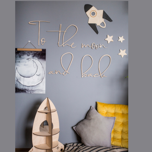 Drewniany napis "To The Moon And Back", wykonany ze sklejki brzozowej, idealna dekoracja ścienna do pokoju dziecięcego.