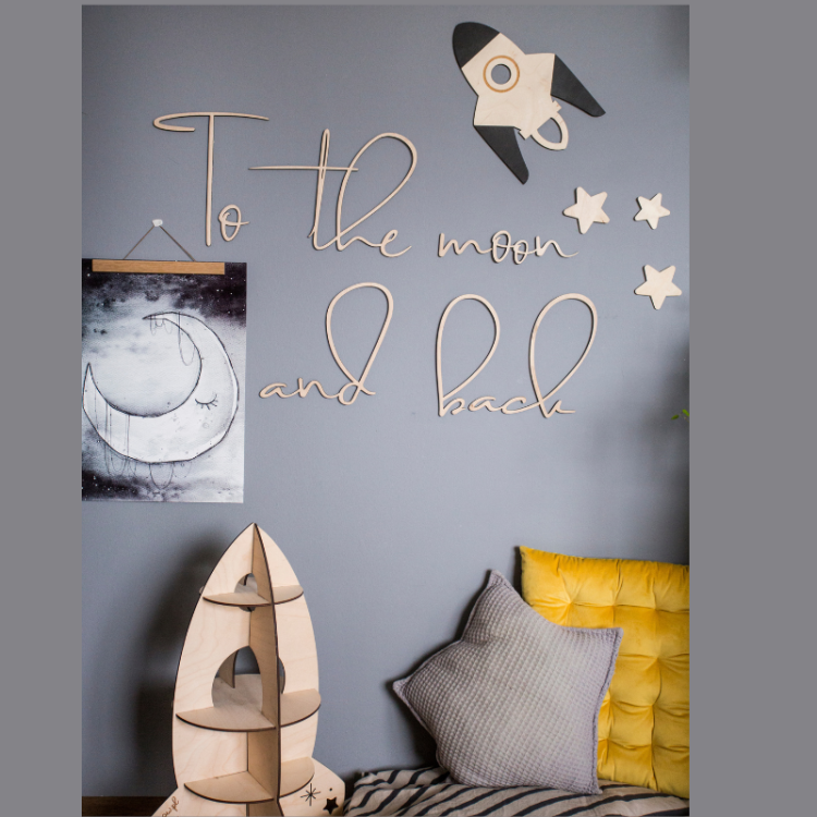Drewniany napis "To The Moon And Back", wykonany ze sklejki brzozowej, idealna dekoracja ścienna do pokoju dziecięcego.