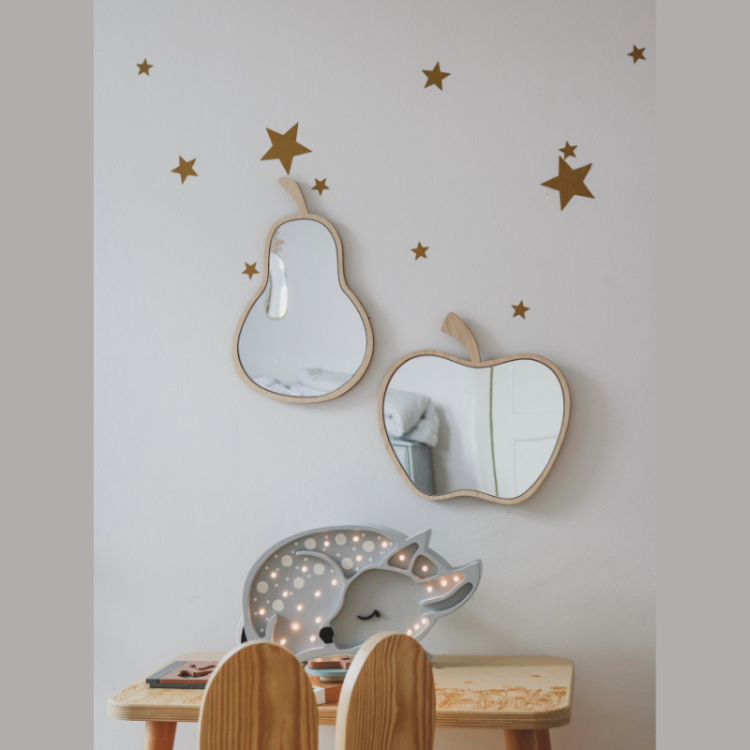 Lustro w kształcie jabłka, wykonane z akrylu odpornego na rozbicie i sklejki brzozowej, idealne do wnętrz w stylu vintage i minimalistycznym.